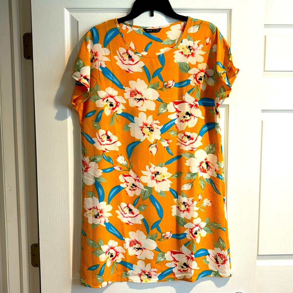 NWOT SHEIN DRESS-Yellow tropical floral in Size Medium